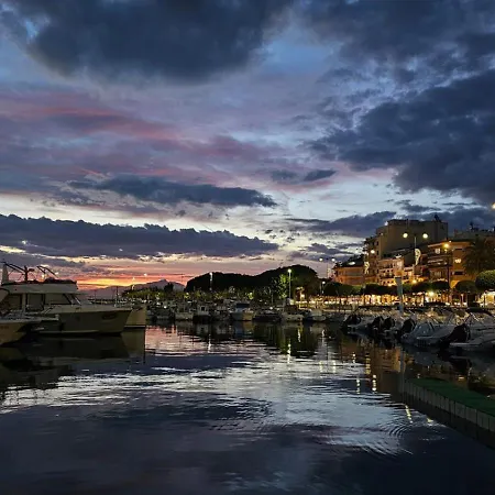 Botel Barco En *