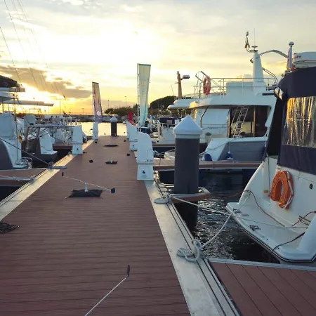Botel Barco En *